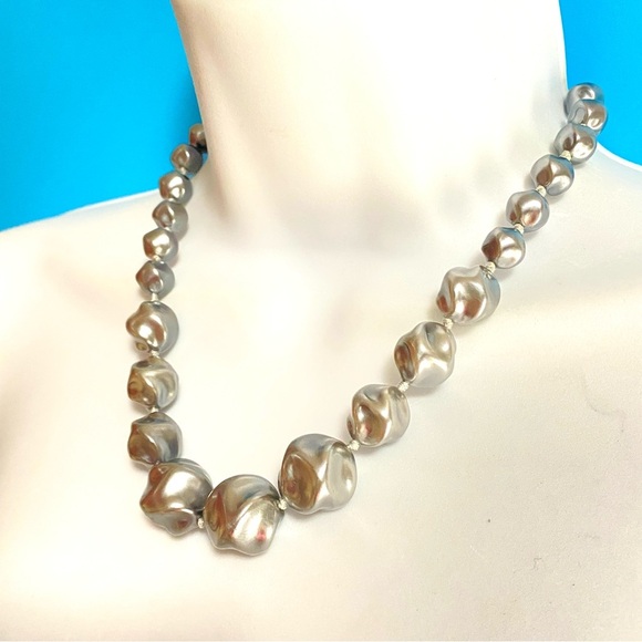 TRIFARI Gray Textured Lucite Beaded Necklace Vintage - Picture 3 of 9